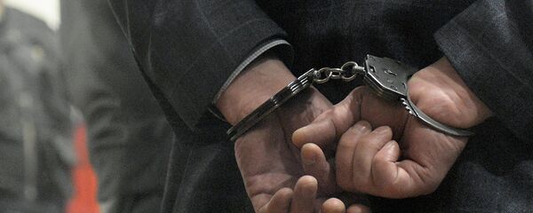 Мужчина в наручниках Мужчина в наручниках - Sputnik Ўзбекистон