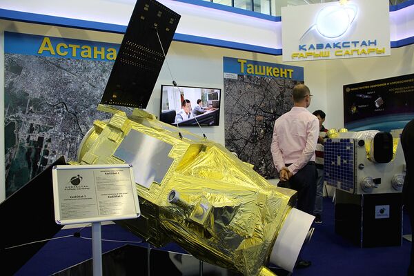 Модель спутника KazEOSat-1 на стенде - Sputnik Узбекистан