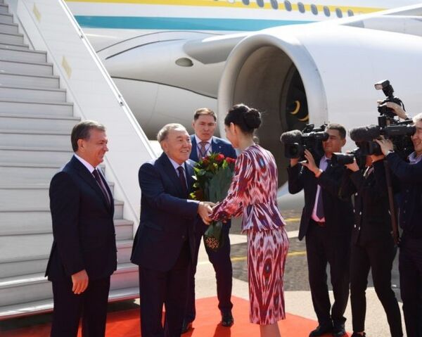 Шавкат Мирзиёев встречает Нурсултана Назарбаева в международном аэропорту Ташкент имени Ислама Каримова Шавкат Мирзиёев встречает Нурсултана Назарбаева в международном аэропорту Ташкент имени Ислама Каримова - Sputnik Узбекистан