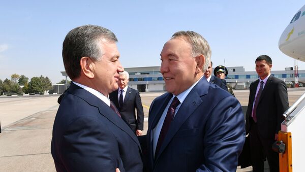 Президент Узбекистана Шавкат Мирзиеев встречает в аэропорту Ташкента  Нурсултана Назарбаева - Sputnik Ўзбекистон