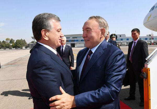 Президент Узбекистана Шавкат Мирзиеев встречает в аэропорту Ташкента  Нурсултана Назарбаева - Sputnik Узбекистан