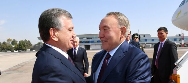 Президент Узбекистана Шавкат Мирзиёев встречает в аэропорту Ташкента Нурсултана Назарбаева - Sputnik Узбекистан
