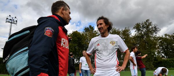 Экс-футболист Алексей Смертин на фестивале Россия любит футбол Экс-футболист Алексей Смертин на фестивале Россия любит футбол - Sputnik Узбекистан