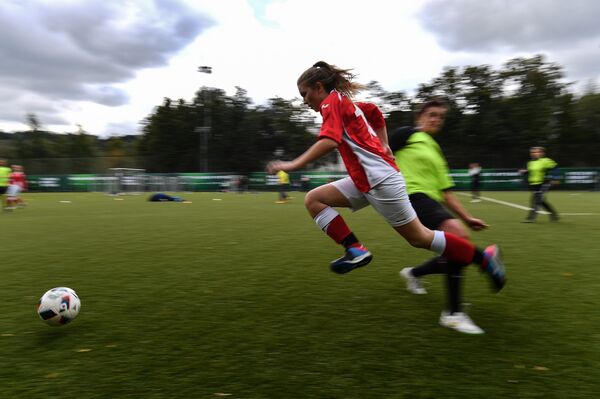 Игра между женскими командами на фестивале Россия любит футбол Игра между женскими командами на фестивале Россия любит футбол - Sputnik Узбекистан