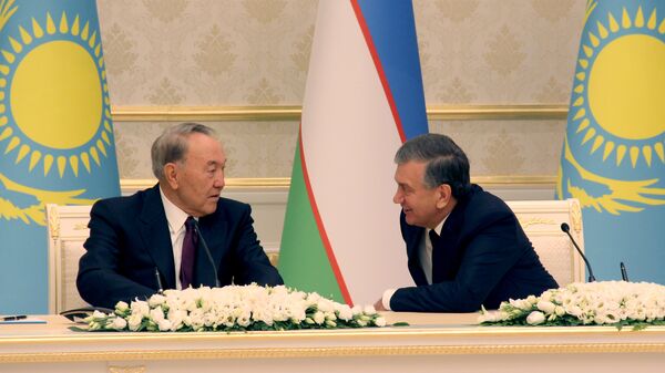 Президенты Узбекистана и Казахстана Шавкат Мирзиёев и Нурсултан Назарбаев - Sputnik Узбекистан