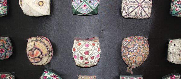 Выставка Узбегим дуппилари, тюбетейки из Бухары - Sputnik Узбекистан