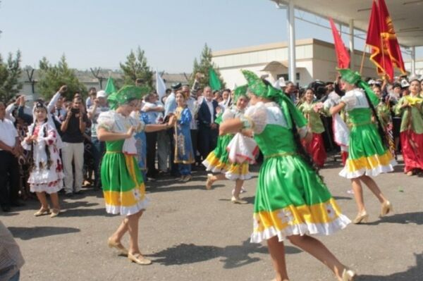После приветственных речей официальных лиц и разрезания символической ленточки на пункте Касансай артисты исполнили танцы разных народов После приветственных речей официальных лиц и разрезания символической ленточки на пункте Касансай артисты исполнили танцы разных народов - Sputnik Узбекистан