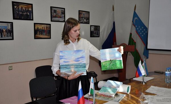 Абитуриентка показывает свои работы перед приемной комиссией на подготовительные курсы РЦНК - Sputnik Узбекистан