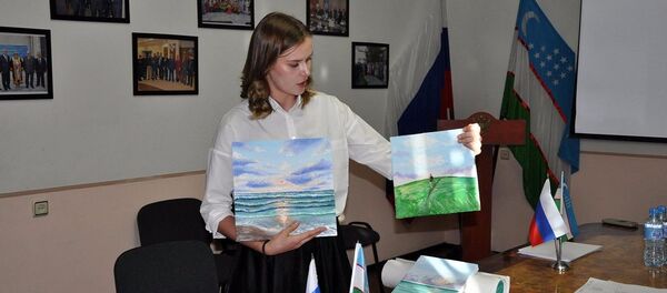 Абитуриентка показывает свои работы перед приемной комиссией на подготовительные курсы РЦНК Абитуриентка показывает свои работы перед приемной комиссией на подготовительные курсы РЦНК - Sputnik Ўзбекистон