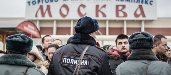 Сотрудники полиции стоят на территории торгового-ярмарочного комплекса Москва в Люблино, архивное фото Сотрудники полиции стоят на территории торгового-ярмарочного комплекса Москва в Люблино, архивное фото - Sputnik Узбекистан