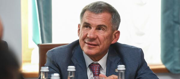 Президент Татарстана Рустам Минниханов на встрече с представителями татарских общественных организаций в Узбекистане - Sputnik Узбекистан