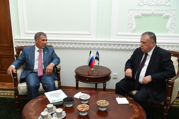 Рустам Минниханов на встречи с министром культуры Узбекистана Бахтиером Сайфуллаевым - Sputnik Узбекистан