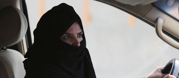 Саудовская женщина за рулем Саудовская женщина за рулем - Sputnik Ўзбекистон