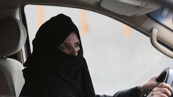 Саудовская женщина за рулем - Sputnik Ўзбекистон