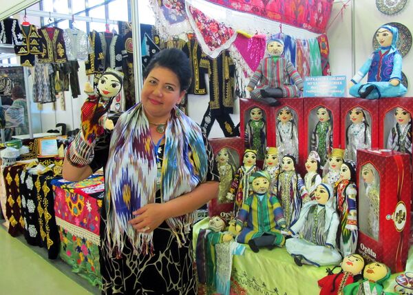 Мастерица Ойдина Бурханова из Ферганы шьет кукол с 5 лет - Sputnik Узбекистан