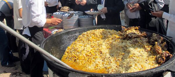 От настоящего плова сложно отказаться в  любое время суток - Sputnik Узбекистан