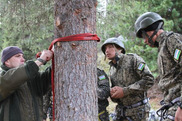 Узбекские спецназовцы на подготовке в Саянах - Sputnik Узбекистан