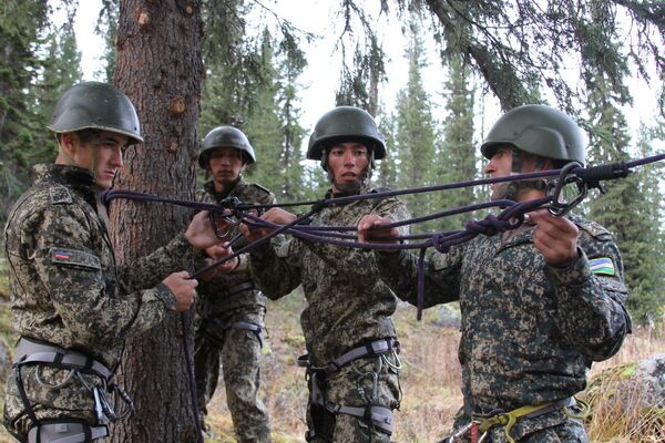 Узбекские спецназовцы на подготовке в Саянах - Sputnik Узбекистан