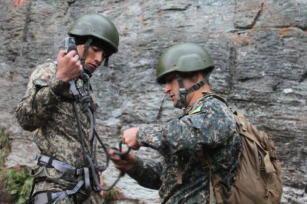 Подготовка узбекских спецназовцев в Саянах - Sputnik Узбекистан
