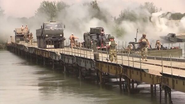 СПУТНИК_Российские военные возвели мост через Евфрат для перевозки техники - Sputnik Ўзбекистон