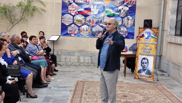Российский центр науки и культуры в Ташкенте отпраздновал 85-летие поэта Роберта Рождественского - Sputnik Узбекистан