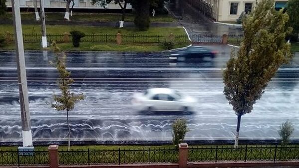 Дождь смывает разметку с улиц Ташкента - Sputnik Узбекистан