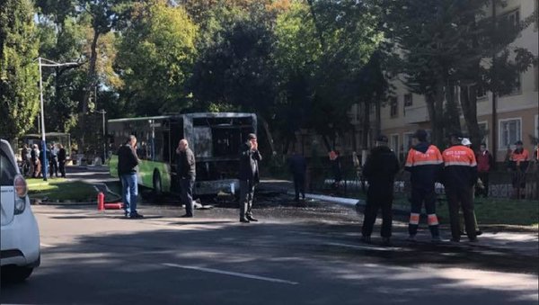 В Ташкенте выгорел рейсовый автобус - Sputnik Ўзбекистон