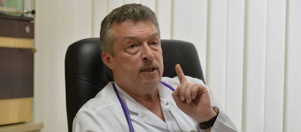 Главное для родителей - доверять врачу. Чеснов убежден, что лечение ребенка - командная работа, где родители, доктор и медсестра - в одной сборной - Sputnik Узбекистан