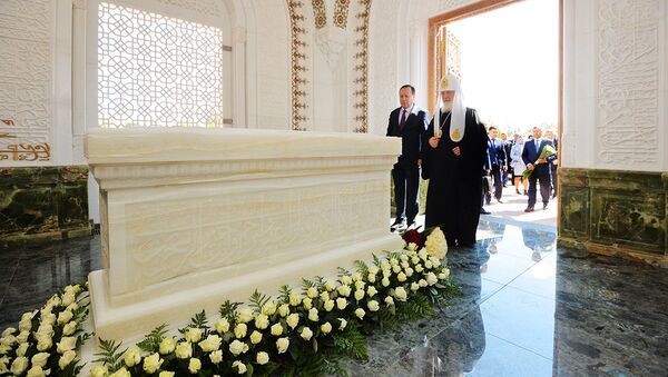 Патриарх Кирилл возложил цветы на могиле Ислама Каримова - Sputnik Узбекистан