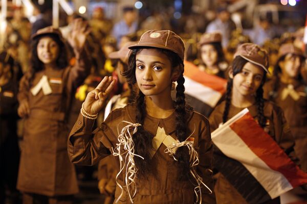 Юнные скауты празднуют день революции 1962 года в Иемене - Sputnik Узбекистан