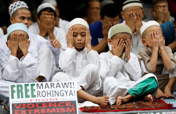 Мусульманские юноши молятся во время полуденных молитв за тяжелое положение мусульман Рохинджа - Sputnik Узбекистан