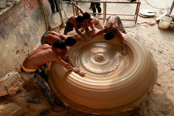 Рабочие делают фарфоровый чан на заводе в Цзиндэчжэнь, Китай - Sputnik Узбекистан