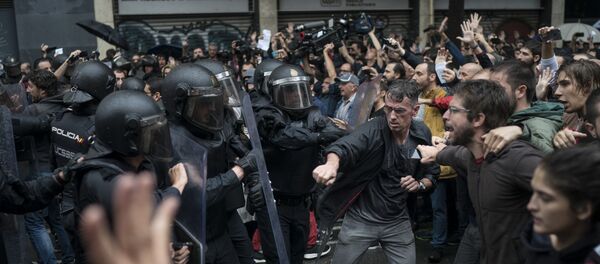 Каталония, столкновения полиции и сторонников референдума - Sputnik Узбекистан