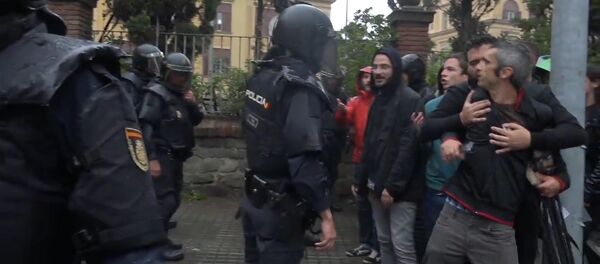 Референдум с кулаками: стычки протестующих и полиции в Каталонии - Sputnik Узбекистан