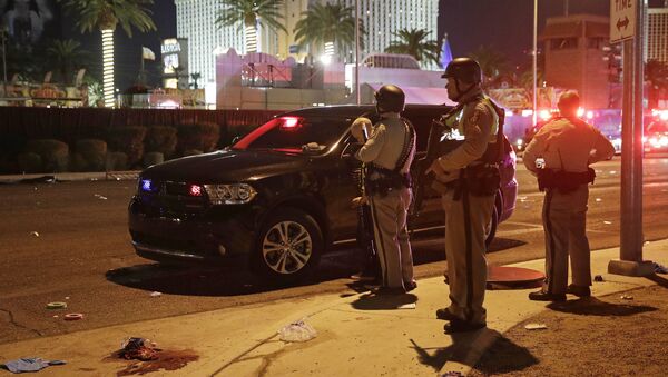 Police stand at the scene of a shooting along the Las Vegas Strip, Monday, Oct. 2, 2017, in Las Vegas - Sputnik Узбекистан
