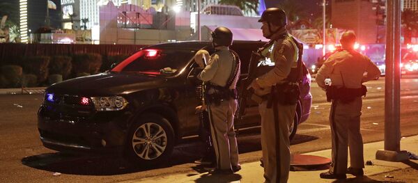 Police stand at the scene of a shooting along the Las Vegas Strip, Monday, Oct. 2, 2017, in Las Vegas - Sputnik Узбекистан