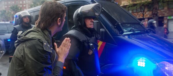 Столкновения у избирательных участков в ходе референдума о независимости Каталонии - Sputnik Узбекистан