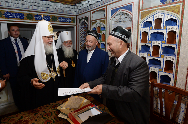 Патриарх Кирилл осмотрел исторические достопримечательности Бухары Патриарх Кирилл осмотрел исторические достопримечательности Бухары - Sputnik Узбекистан