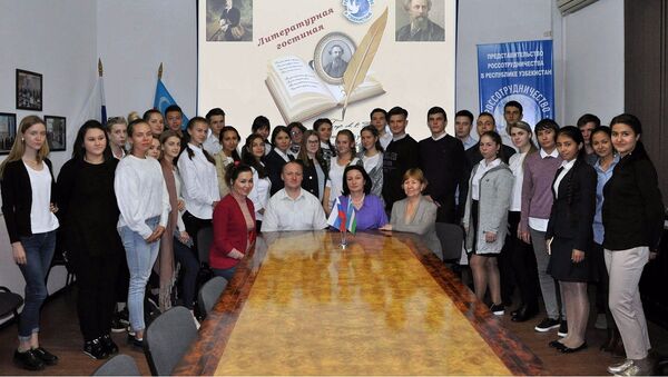 В РЦНК в Ташкенте прошла Литературная гостиная, посвященная 200-летию А. Толстого - Sputnik Узбекистан