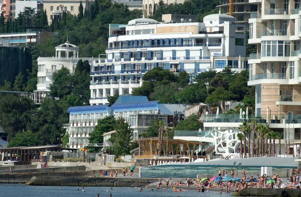 Вид с моря на ялтинские отели Приморский парк и Левант Вид с моря на ялтинские отели Приморский парк и Левант - Sputnik Узбекистан