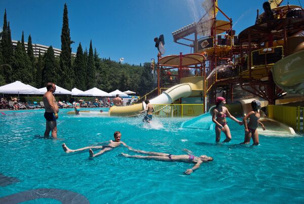 Отдыхающие в аквапарке отеля Ялта-Интурист в Ялте Отдыхающие в аквапарке отеля Ялта-Интурист в Ялте - Sputnik Узбекистан