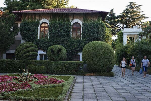 Отдыхающие в Никитском ботаническом саду в Крыму Отдыхающие в Никитском ботаническом саду в Крыму - Sputnik Узбекистан