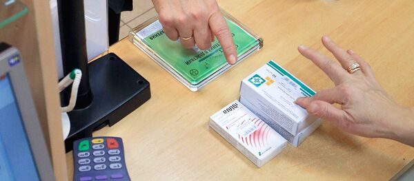 Женщина покупает лекарства в аптеке Женщина покупает лекарства в аптеке - Sputnik Ўзбекистон