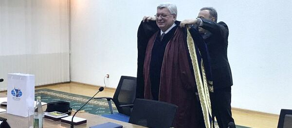 Posle prisvoyeniya pochetnogo zvaniya rektoru MGIMO Torkunovu podarili na pamat obshitiy zolotom uzbekskiy chapan i i tubeteyku Posle prisvoyeniya pochetnogo zvaniya rektoru MGIMO Torkunovu podarili na pamat obshitiy zolotom uzbekskiy chapan i i tubeteyku - Sputnik O‘zbekiston