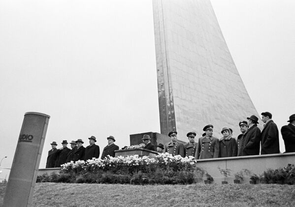 Открытие монумента Покорителям космоса 4 октября 1964 года - Sputnik Узбекистан