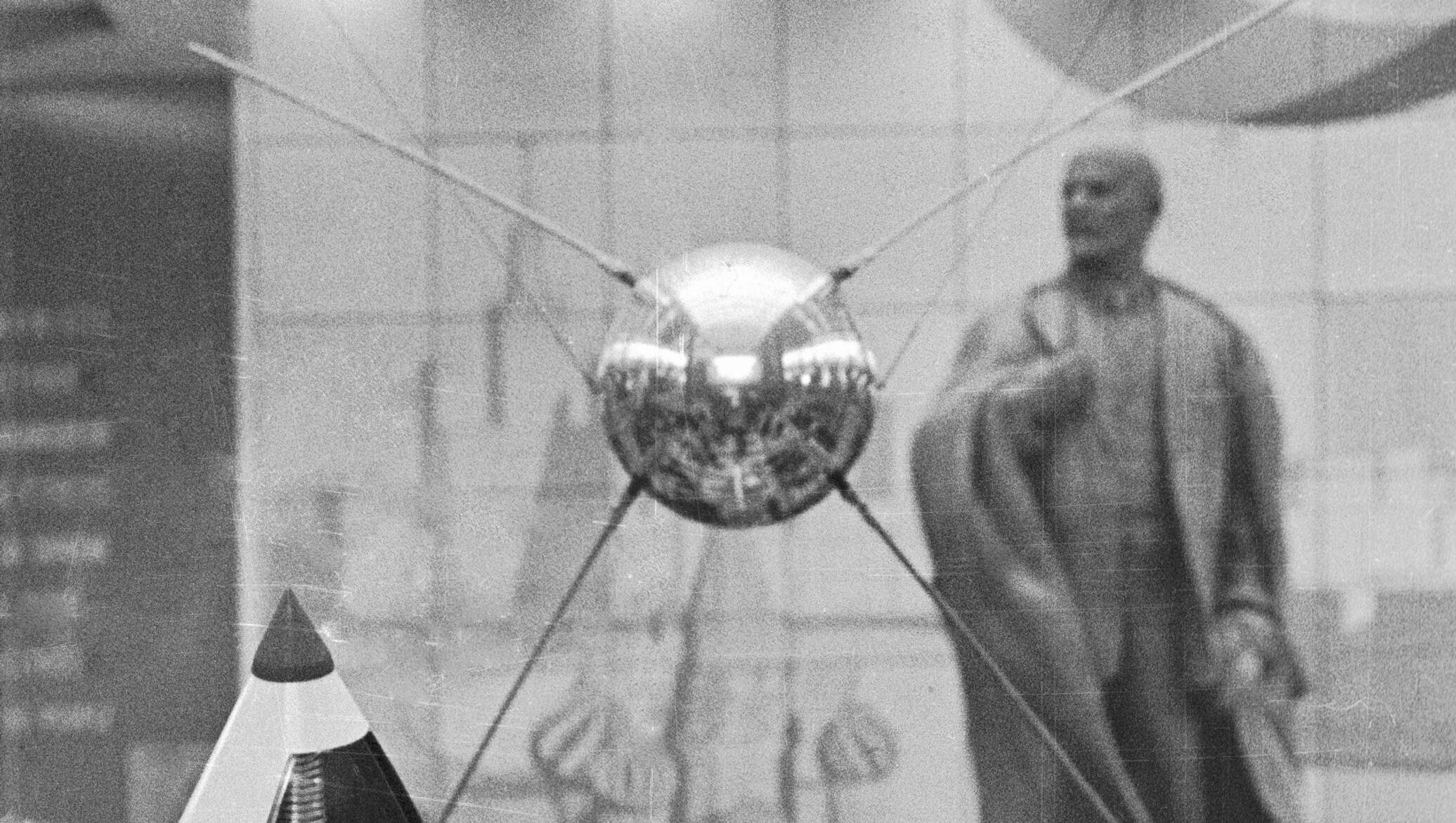 Спутник 1957 года. Первый искусственный Спутник земли 1957. Первый искусственный Спутник земли 1957 Королев. Первый искусственный Спутник земли октябрь 1957 г. Спутник 1 СССР.