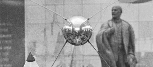 Макет первого советского искусственного спутника Земли в советском павильоне Всемирной выставки в Брюсселе Макет первого советского искусственного спутника Земли в советском павильоне Всемирной выставки в Брюсселе - Sputnik Узбекистан