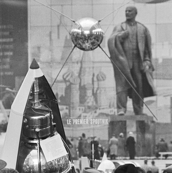 Макет первого советского искусственного спутника Земли в советском павильоне Всемирной выставки в Брюсселе - Sputnik Узбекистан