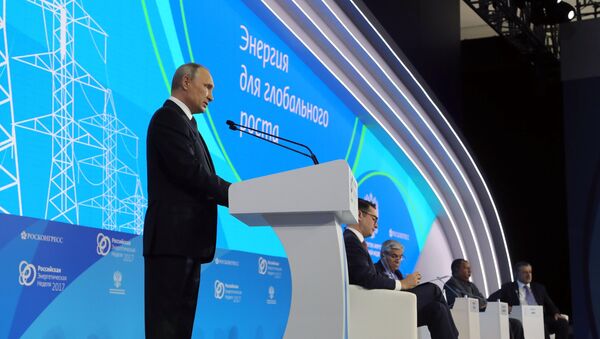 4 oktabrya 2017. Prezident RF Vladimir Putin vistupayet na plenarnoy sessii Energiya dlya globalnogo rosta - Sputnik O‘zbekiston