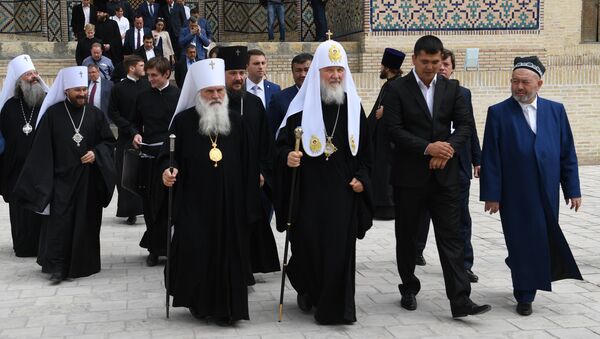 Патриарх Московский и всея Руси Кирилл (второй слева на первом плане) во время посещения архитектурного комплекса Пои Калян в Бухаре - Sputnik Узбекистан